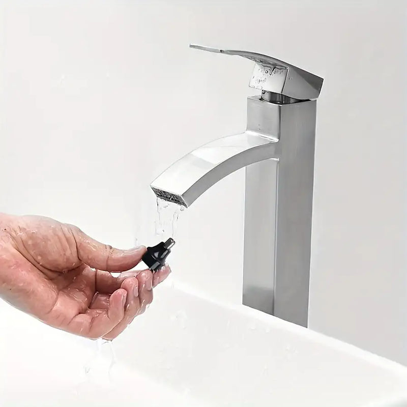Aparador Elétrico de Pelos Nasais e Orelhas | Precisão, Conforto e Confiança no Seu Visual
